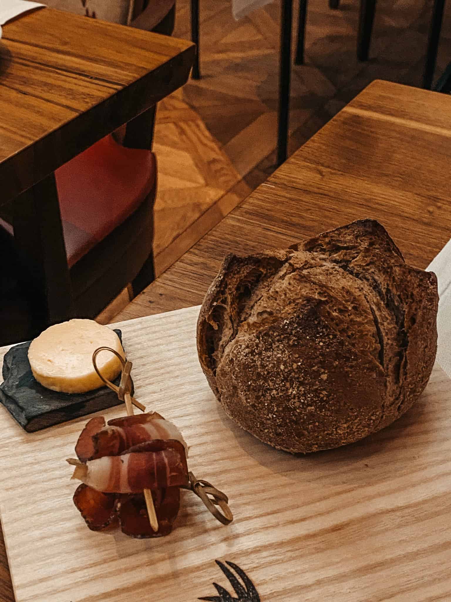 Frisches Brot mit Vorspeisen im Arosa Kulm Hotel