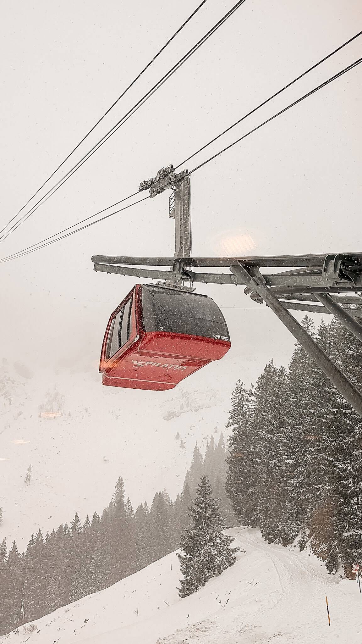 Pilatus-Gondel im Nebel