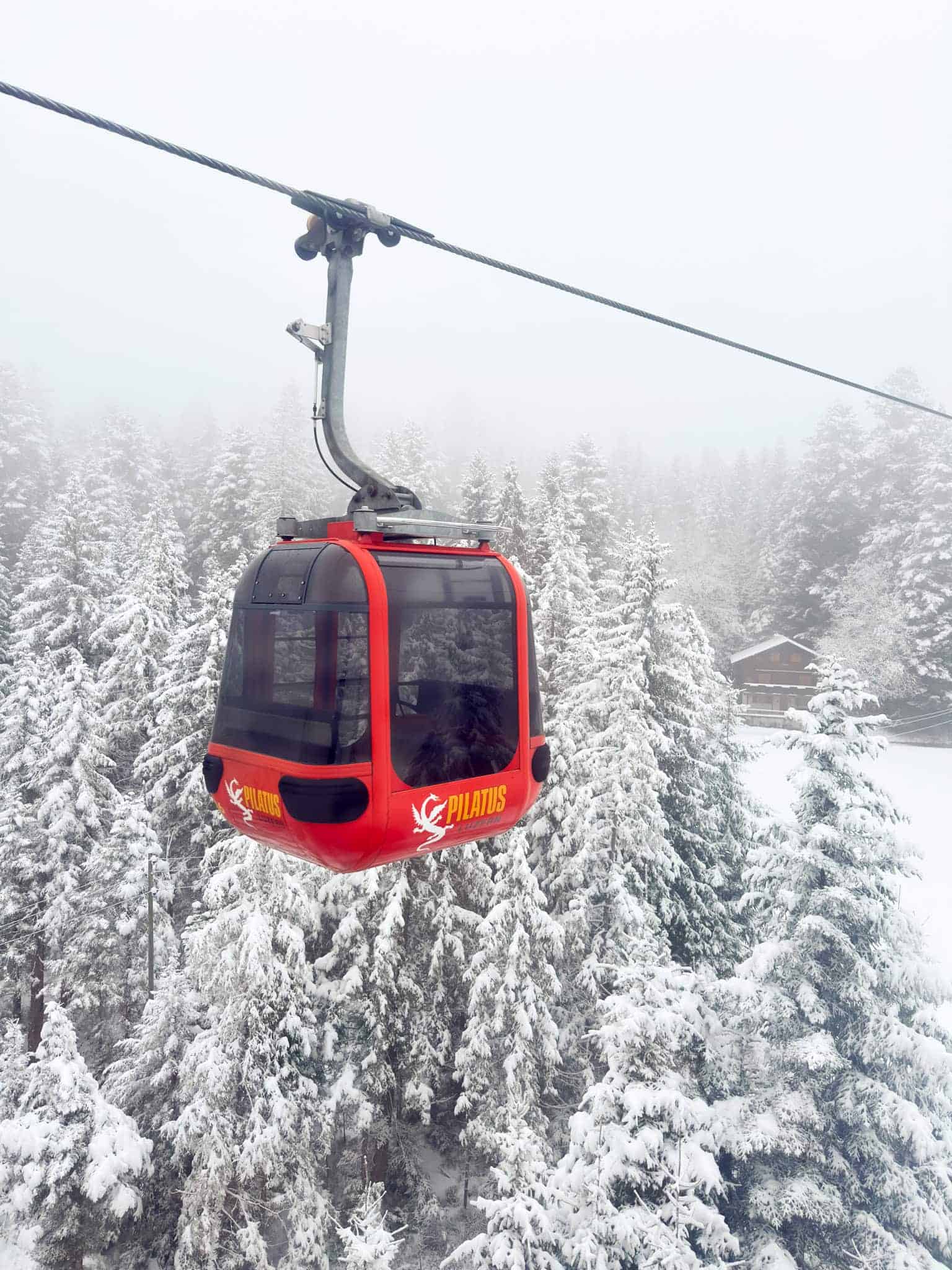 Pilatus-Gondel im Schnee